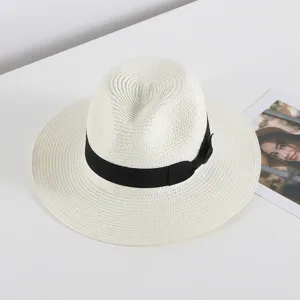 Sombrero de paja blanco fedora panama para verano con cinta negra elegante clásica.