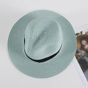 Vista detallada del sombrero de paja verde menta con banda negra y textura fina.