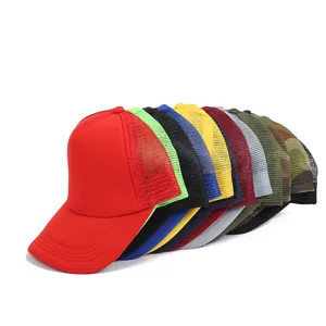 Vista detallada de gorras trucker de malla coloridas con paneles traseros transpirables.