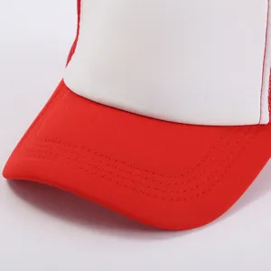 Detalle de gorra trucker roja y blanca, parte trasera de malla transpirable y visera delantera.