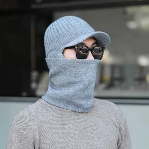 Detailansicht der winterlichen gefütterten Herren Strickmütze mit Schirm und Halsschutz.