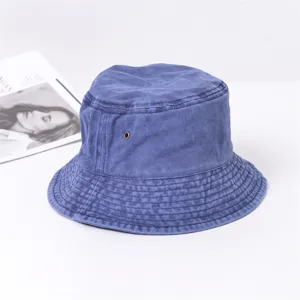 Détail classique de chapeau bob en denim bleu lavé, chapeau de soleil vintage décontracté.