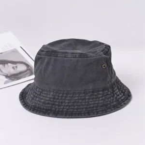 Vue détaillée du chapeau bob en denim noir vintage lavé avec œillet métallique pour l'extérieur.