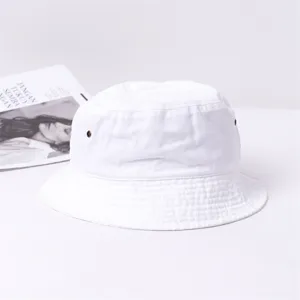 Détail de chapeau bob vintage lavé blanc, chapeau de soleil en coton décontracté.