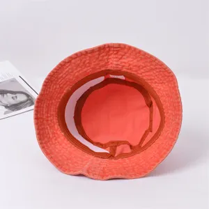 Détail intérieur d'un chapeau bob en denim lavé avec un tissu en coton très doux.