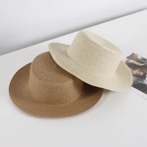 Flacher Strohhut Strand Sommer Sonnenschutz Hut Detailansicht in Khaki und Beige Farben Stil.