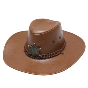 Dettaglio cappello da cowboy western in ecopelle marrone con distintivo a stella da sceriffo.