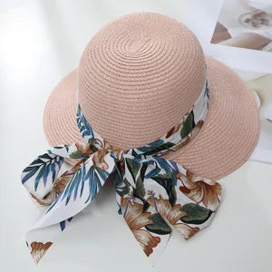 Detailansicht des stilvollen Damen Sommer Strohhutes mit eleganter floraler Schleife.