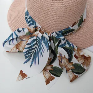 Detailansicht Damen Strohhut Sommer, rosa gewebter Sonnenhut mit Blumenmuster Schleife.