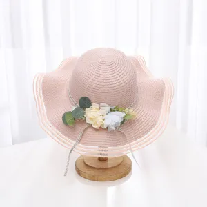 Vue de detail du chapeau de paille d'ete pour femmes avec decoration florale.