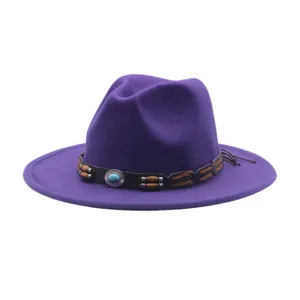 Primo piano dettagliato di un cappello fedora viola a tesa larga con fascia in pelle e perline.