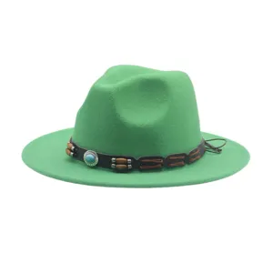 Cappello fedora in lana verde con nastro in pelle, perline di legno e fibbia turchese.