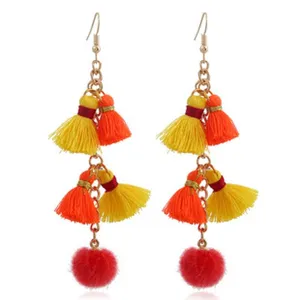 Böhmische mehrschichtige Quasten- und Pompon-Ohrringe mit Goldketten für Damen Modeschmuck.