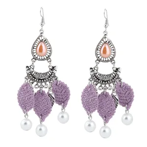 Böhmische lange Ohrringe mit rosa Stein, Strass-Halbmond und lila Stoffblatt Quasten Ohrschmuck.