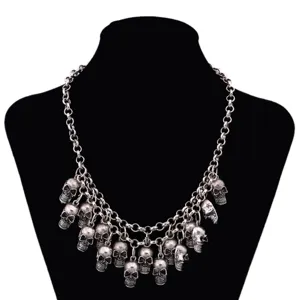 Punk Gothic Stil mehrschichtige silberne Metallkette Halskette mit mehreren Totenkopf Anhängern.