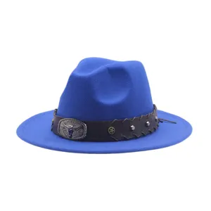 Μπλε τσόχινο καπέλο καουμπόι fedora με καφέ δερμάτινη ζώνη και μεταλλική αγκράφα ταύρου.