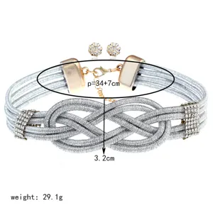 Detailansicht der mehrlagigen geflochtenen Strass-Choker-Halskette mit passenden Ohrringen.