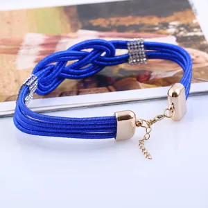 Blaue geflochtene Choker-Halskette mit Strass-Details und goldenen Metallverschlüssen.