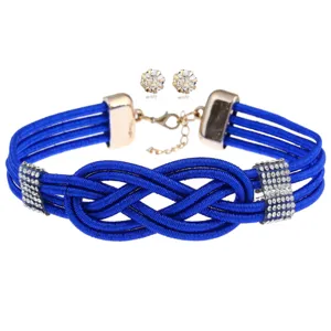 Blaues mehrsträngiges gewebtes Choker-Halsband und Ohrring-Set mit Strasssteinen.