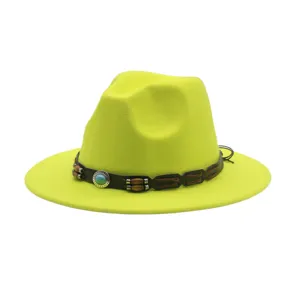 Cappello fedora in feltro verde fluorescente con fascia in pelle e perline, tesa larga piatta.