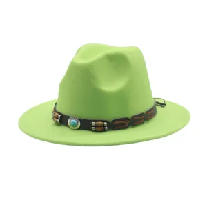 Vista di dettaglio del cappello fedora in lana verde con cinturino in pelle e perline.