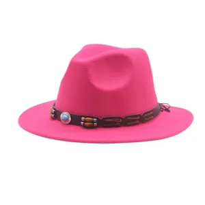 Elegante cappello fedora in feltro di lana rosa con fascia in pelle decorata di perline.