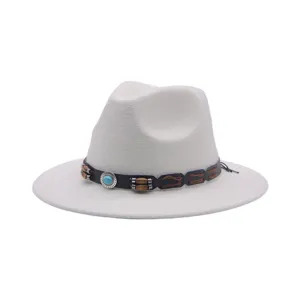 Cappello jazz in feltro di lana con tesa larga piatta e cinturino in pelle retro, elegante.