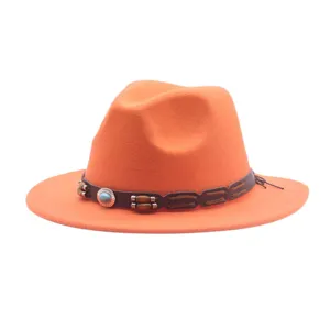 Vista dettagliata dell'elegante cappello fedora in lana arancione con fascia decorativa.