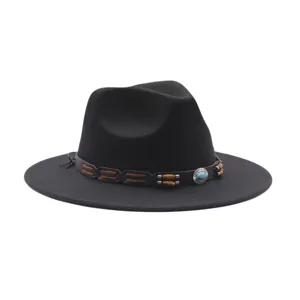 Cappello fedora in lana nera con fascia in pelle decorativa e perline di legno, stile retrò.