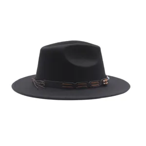 Cappello Fedora in feltro di lana nera con tesa piatta e fascia in pelle per la stagione fredda.
