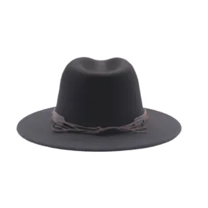 Primo piano dettagliato del cappello fedora in feltro di lana grigio scuro con fascia in pelle.