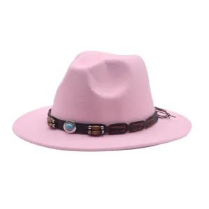 Cappello fedora in feltro rosa con tesa larga, fascia in pelle e perline di legno.