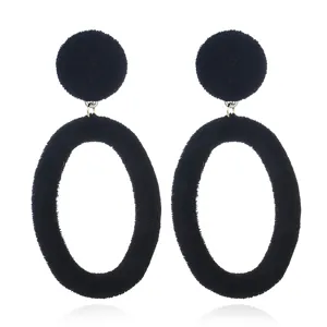 Orecchini pendenti ovali geometrici in velluto nero con design elegante da donna