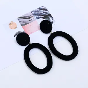 Orecchini pendenti ovali in velluto nero alla moda da donna, gioielli geometrici chic.