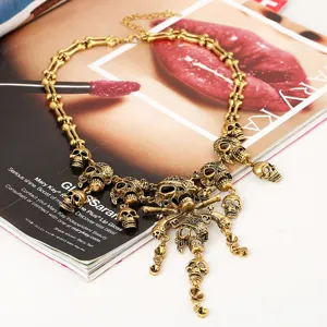 Detailaufnahme der goldenen Vintage Gothic Totenkopf Statement Kette mit Quastenanhängern.