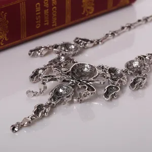 Nahaufnahme der retro gotischen silbernen Totenkopf Quaste Halskette, Vintage Statement Schmuck.