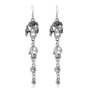 Detaillierte Nahaufnahme von Vintage Silber Gothic Totenkopf langen Quasten Ohrringen.