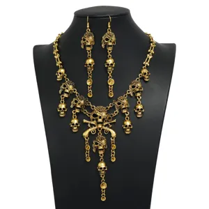 Detailansicht des goldenen Totenkopf Ketten Ohrringe Sets, idealer Gothic Punk Halloween Schmuck.