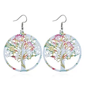 Edelstahl runde hohle Baum Design Ohrringe mit bunten Druckmustern und schoenem Stil.
