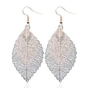 Doppellagige hohle Blatt-Ohrringe, elegante retro Metall Hängeohrringe für Damen Alltag.