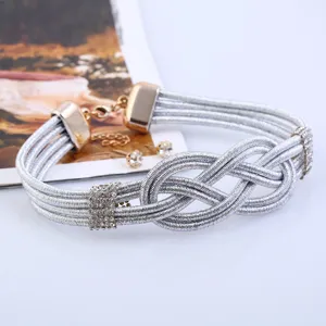Silbernes mehrschichtiges geflochtenes Choker-Halsband mit Strasssteinen und Ohrringen.