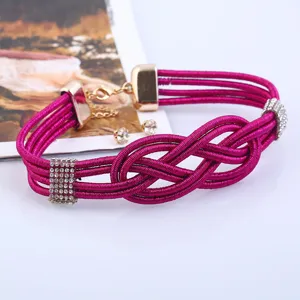 Mehrschichtige geflochtene Kordel-Choker-Halskette und funkelnde Kristall-Ohrringe Schmuck-Set.