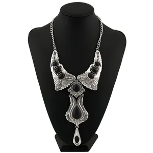 Gedetailleerd overzicht van de vintage zilveren statement ketting met zwarte stenen.