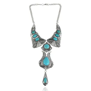 Gedetailleerd overzicht van vintage statement ketting met turquoise steen en zilver.