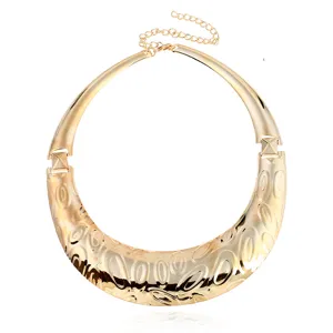 Klobige goldene Metall-Halskette Detail, Punk Stil Statement Lätzchen Halskette für Frauen.