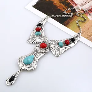 Gedetailleerde close-up van de vintage boho statement ketting versierd met prachtige turkoois.