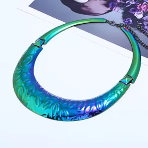 Punk Stil schillernde metallische Choker Halskette mit geprägtem Ovalmuster Damen Trend.