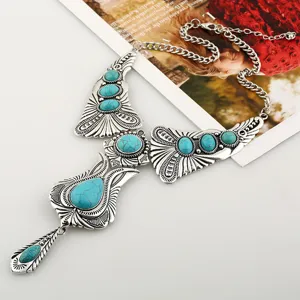 Retro boho statement ketting met turkoois stenen en zilverkleurig metalen design.