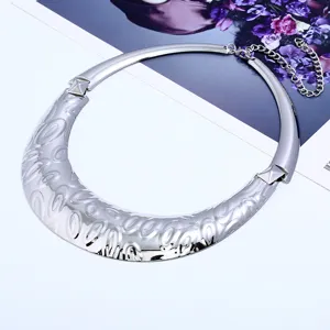 Punk Mode übertriebene Metall Choker Halskette mit geprägtem Muster und Verlängerungskette.