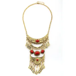 Detailansicht der bohemischen Retro lange goldene Quaste Edelstein Halskette Schmuck.